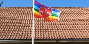 bunte Flagge mit Frieden im Herzen auf dem HerzWerk-Hof